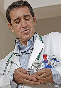 Javier Marco es uno de los pocos médicos que tiene claro que se va a inmunizar. / GONZALO ARROYO