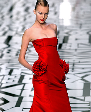 Uno de los diseños de Valentino, presentado en la Semana de la Moda de París. FOTO: AFP