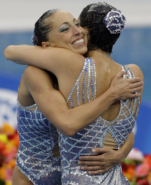 Las olímpicas Gemma Mengual y Andrea Fuentes celebran su medalla de plata en Pekín enfundadas en sendos trajes de baño de lentejuelas. FOTO: AP.