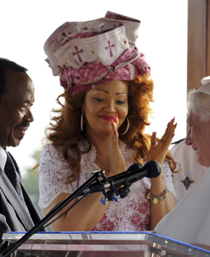 Un atónito Papa entre el presidente camerunés y su esposa, Chantal Biya. FOTO: REUTERS.