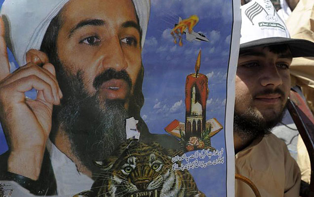 Un joven paquistaní protesta por la muerte de Osama con una foto del líder terrorista. | AFP