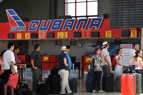 Pasajeros en el aeropuerto de La Habana. | Efe