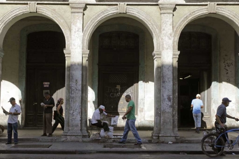 Un hombre vende periódicos en una calle de la Habana. | Reuters
