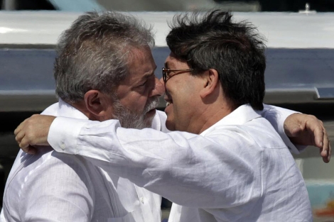 Lula da Silva abraza al canciller cubano, Bruno Rodríguez. | Reuters