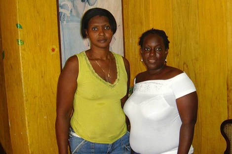 Las opositoras cubanas Mercedes Fresneda (i) y Sonia Garro (d).