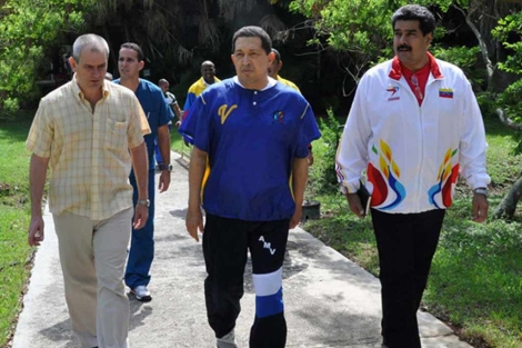 Chávez acompañado de NIcolás Maduro en una imagen tomada en La Habana. | AP