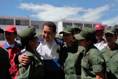 Chávez conversa con un grupo de cadetes. | Efe