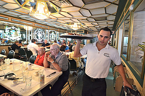 Un camarero sale sale de la cocina rumbo a una mesa en el Versailles. | Rui Ferreira