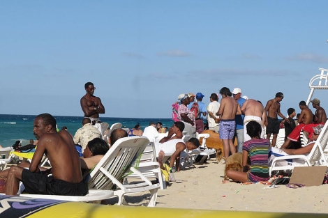 Turistas en Playa Santa María.