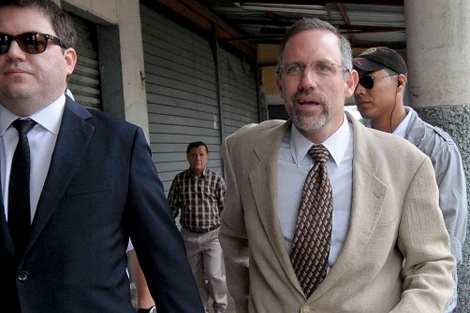 Nicolás Pérez (d), dueño de El Universo a su llegada al juzgado este martes. | Efe
