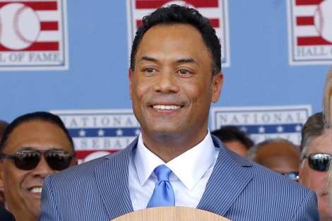 Roberto Alomar recibe la placa como miembro del Salón de la Fama. | Reuters