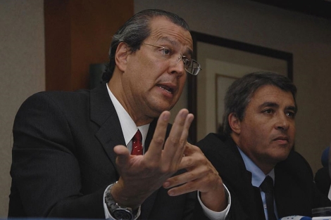 El presidente de SIP, Gonzalo Marroquín (i) el 18 de julio en Ecuador. | Efe