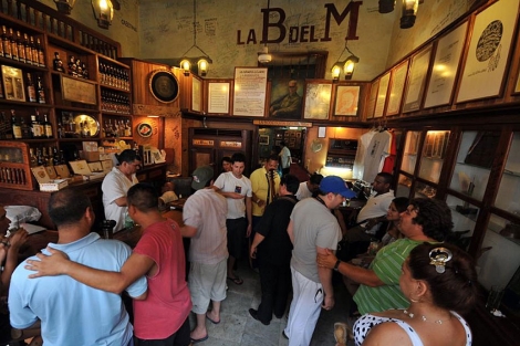 Un grupo de personas en La Bodeguita del Medio en La Habana. | Efe