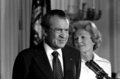 El ex presidente Nixon y su esposa en el momento de su dimisión.