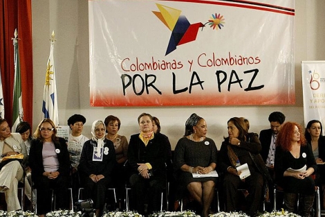 Activistas se reúnen para firmar una carta pidiendo que las FARC libere sus rehenes. | Efe