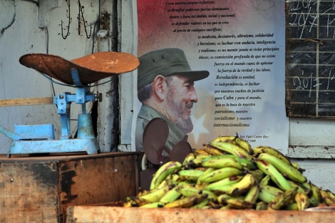 Aspecto de un afiche con la imagen del líder cubano Fidel Castro. | Efe