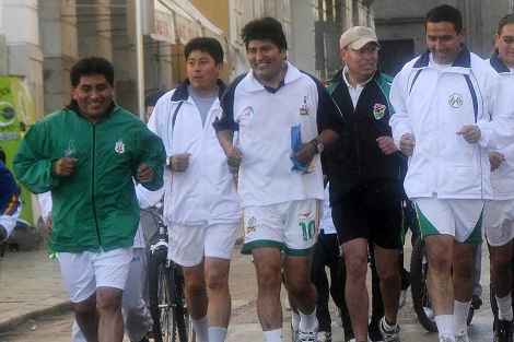 Morales (c) participa en el 'Día Nacional del peatón' en La Paz. | Efe