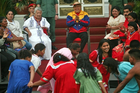 Chávez asiste a un ritual indígena en el palacio de Miraflores. | Efe