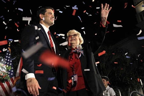 Marco Rubio saluda a sus simpatizantes junto a su madre, Oriales Rubio. | AP