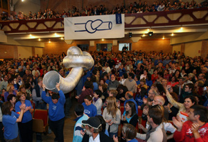 Un momento de la asamblea multitudinaria celebrada el sábado. (Foto: J. Antonio)