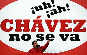 Chávez, durante su discurso ante el Palacio de Miraflores en Caracas. (Foto: AFP)