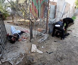 Una mujer pide ayuda tras un ataque en la zona de Zeitun, en Gaza. (Foto: EFE)