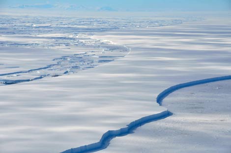 Imagen de la plataforma de hielo Wilkins quebrándose en la costa de la península Antártica. (Foto. REUTERS/BAS)