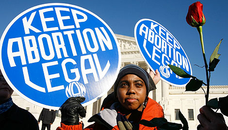 Una activista pro-aborto, ante la Corte Suprema en Washington. (AFP)