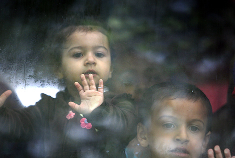 Dos ni&ntilde;os de una de las famlias rumanas que han sufrido los ataques. | AFP