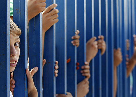 Un ni&ntilde;o durante la protesta contra el bloqueo. | Reuters