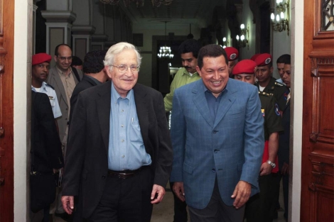 Noam Chomsky y Hugo Chávez, en Caracas, en 2009. | Reuters