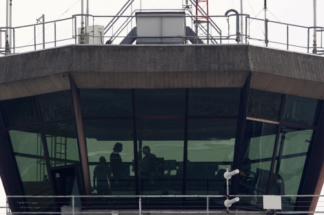 Varios trabajadores, este miércoles en la torre de control del aeropuerto. | Reuters