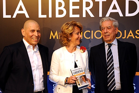 Mauricio Rojas, Esperanza Aguirre y Mario Vargas Llosa, ayer. | Mondelo / Efe