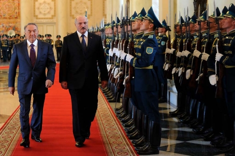 Los presidentes de Bielorrusia y Kazajistán durante la visita de Lukashenko. | Afp