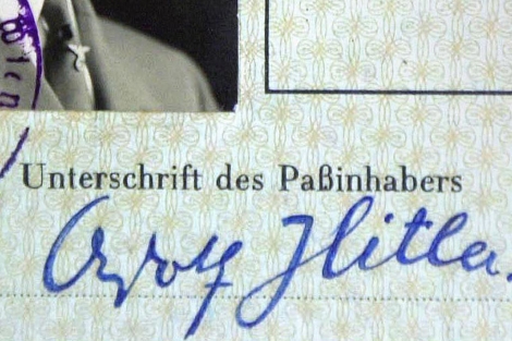 Un detalle de la firma de Hitler.