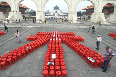 Sillas vacías forman el nombre de 'Wei' en Taipei, en honor al disidente chino. | Afp