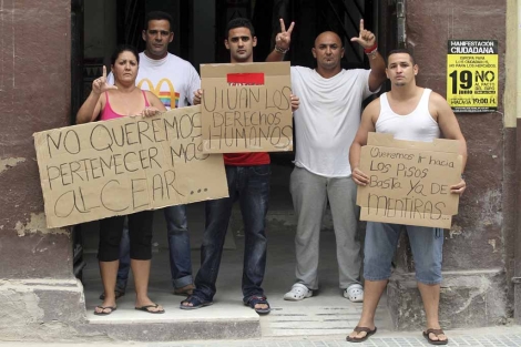 Cinco de los siete cubanos expulsados del centro de acogida. | C. Díaz