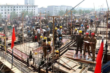 Obras de la construcción de un edificio en Pyongyang. | Ap