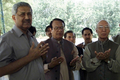 El científico nuclear paquistaní, Abdul Q. Khan (izq.), en una imagen de 1999. | Reuters