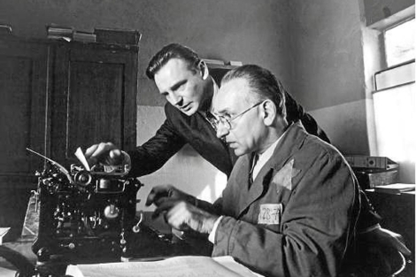 Liam Neeson y Ben Kingsley, en una escena de 'La lista de Schindler'.