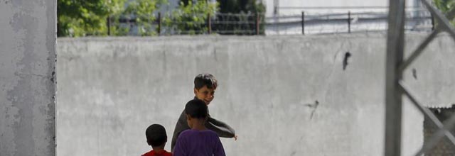 Niños juegan ante la casa de Bin Laden en Abbottabad. | AP