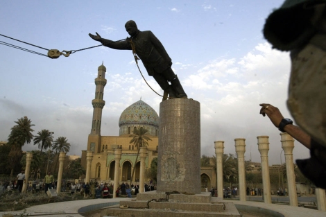 Imagen de la estatua de Sadam Husein tras ser derribada en una plaza de Bagdad. | E.M.