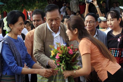 Aung San Suu Kyi, en Shwemawdaw Pagoda, en Bago.| Ap