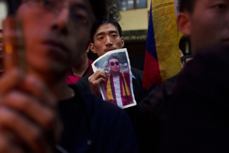 Un tibetano muestra la foto de Tsewang Norbu. | Ap