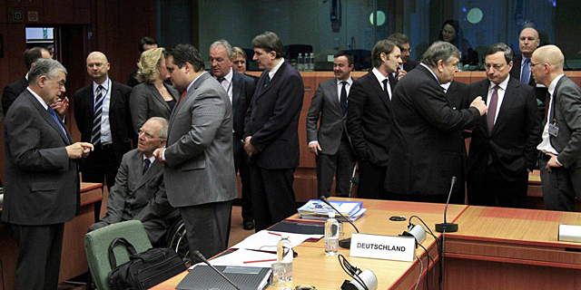 Los ministros de finanzas de la eurozona, durante un descanso de la reunión. | Reuters