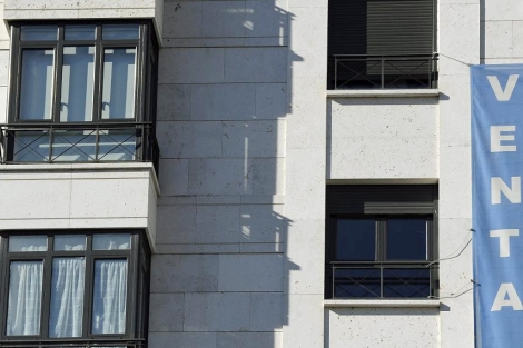 Bloque de viviendas nuevas con el cartel de 'Se vende' en Madrid. | Bernardo Díaz