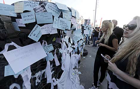 Las notas se acumulan en un coche dañado por las protestas en Estambul. | Efe