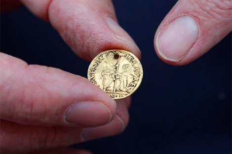 La moneda veneciana hallada entre los restos. | Reuters