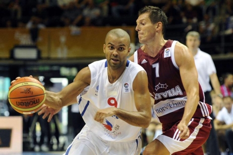 Tony Parker y Janis blums, protagonistas del Francia-Letonia. | Afp