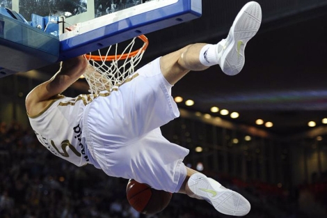 Rudy Fernández se cuelga ante el Efes en un encuentro de Euroliga. | Afp